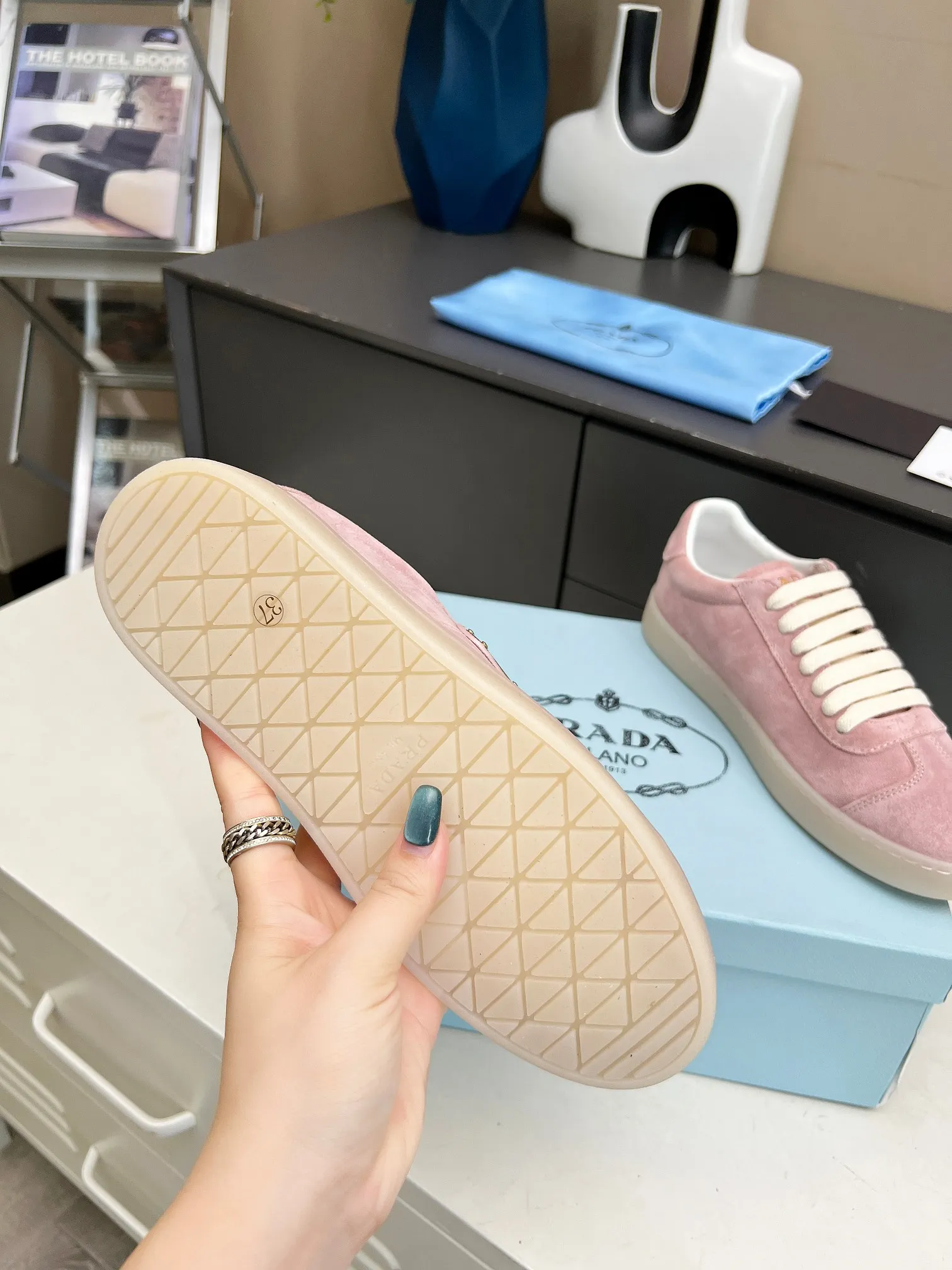 👟👟Ex-factory price 480👟👟 2024 Prada/Prada "couples" metal logo decorated Lane leather sneakers. This sneaker is fashionable and simple, showing the full integration of minimalist style and sports personality. Easy to wear and durable, artistic retro style. Leather material: original imported cowhide. Lining: sheepskin lining. Shoe logo: enamel-coated triangular metal logo. Size: 35-45 (female 41, male 45, custom-made, non-returnable).